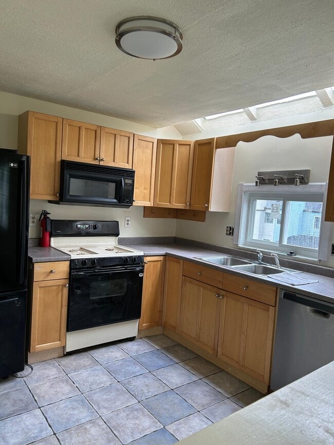Building Photo - 3160 Camberly Dr
