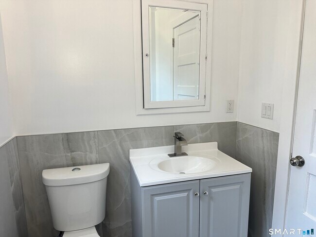 Building Photo - 1537 Chapel St