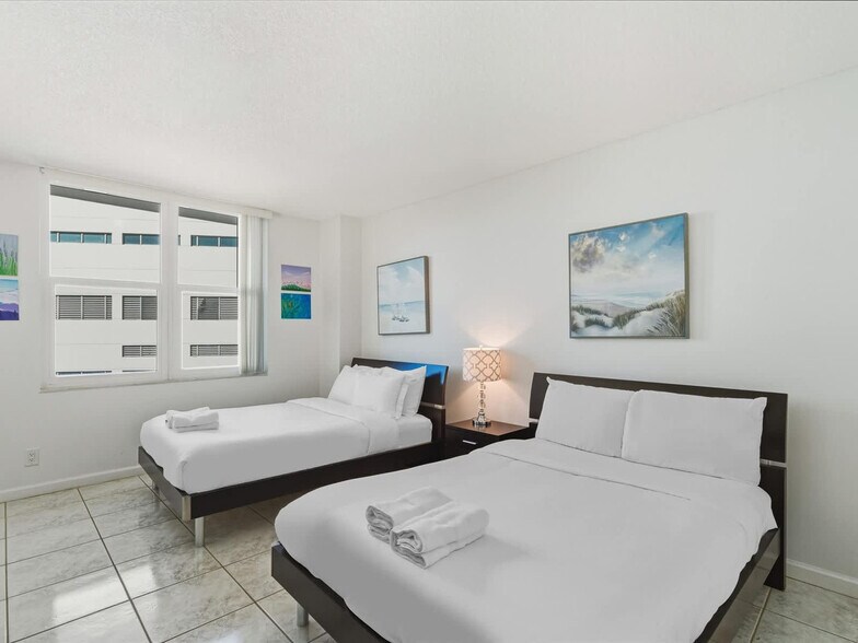 Building Photo - 3725 S Ocean Dr