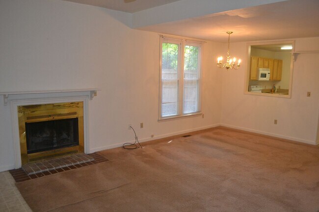 Building Photo - 2 Bedroom Duplex Apartment Close to Campus!