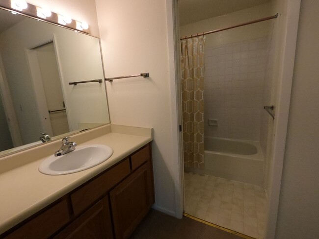 Building Photo - LARGE ONE BEDROOM END UNIT CONDO IN SHELTE...