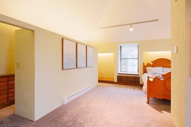 Building Photo - 182 Palfrey St