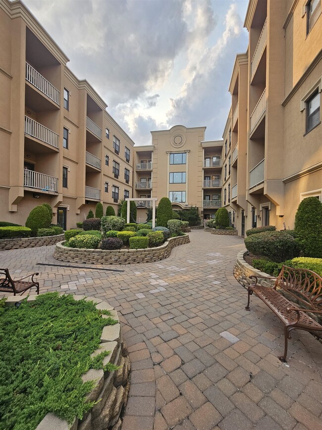 Building Photo - 8915 Bergenwood Ave