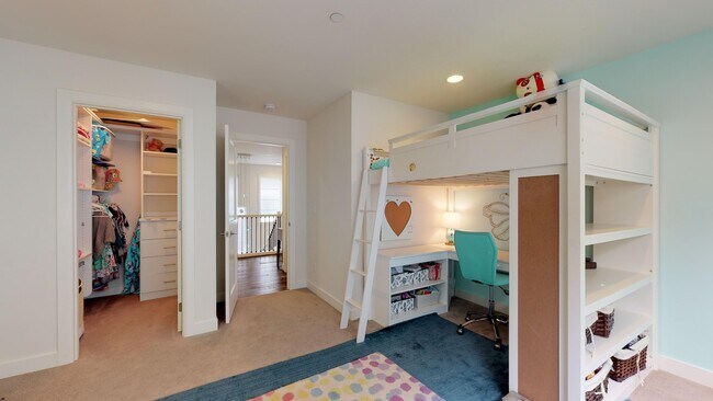 Building Photo - Issaquah highlands 5 bedroom plus Den and 5.5 bathroom newer home with a lot of amenities!!!  A m...