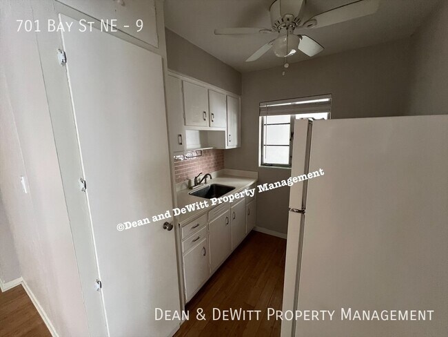 Building Photo - 701 Bay St NE