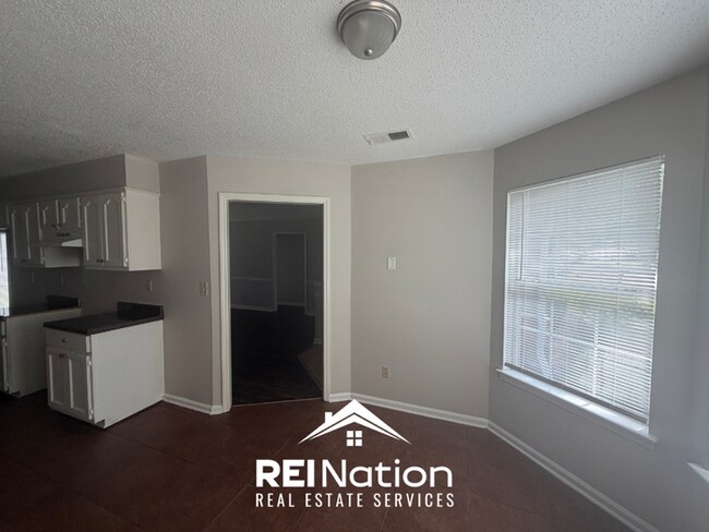 Building Photo - MEMPHIS CHARMER! | Vaulted Ceilings & Hardwood Floors | 3 Bed / 2 Bath & 2-Car Garage
