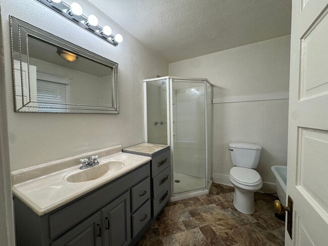 Building Photo - Charming 4 bedroom home