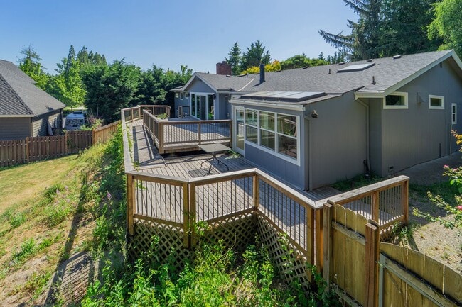 Building Photo - 4-Bedroom Luxury Home for Rent by Portland...