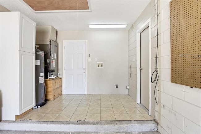 Building Photo - 125 W 5th St