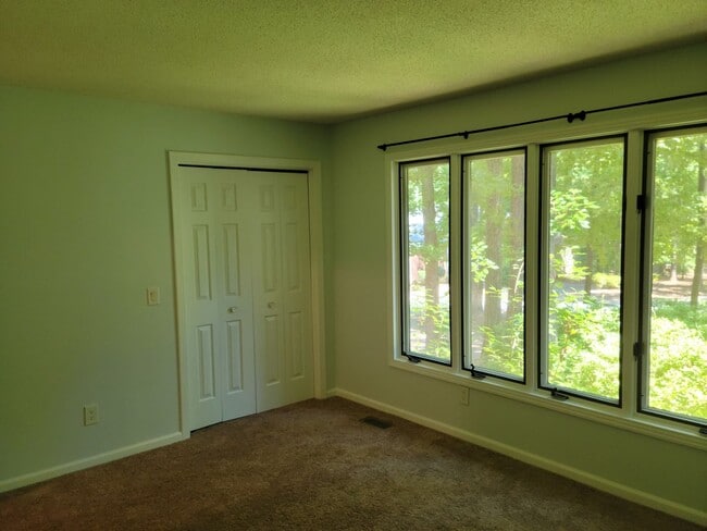Building Photo - Three Bedroom Home!