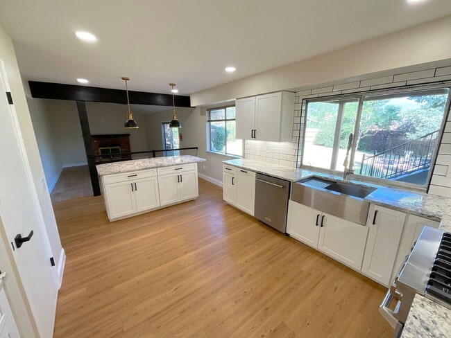 Building Photo - 4 Bedroom Home Available Near E Cheyenne M...