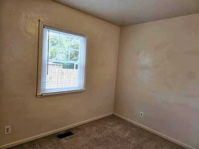 Building Photo - 3002 Woodrow St