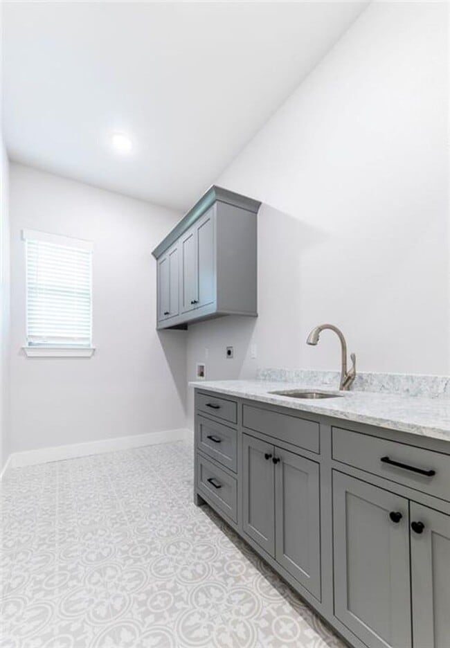 Building Photo - 5 bedroom CUSTOM BUILT home in Elm Springs MUST SEE