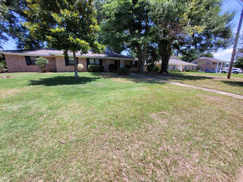 Building Photo - 151 Country Club Dr