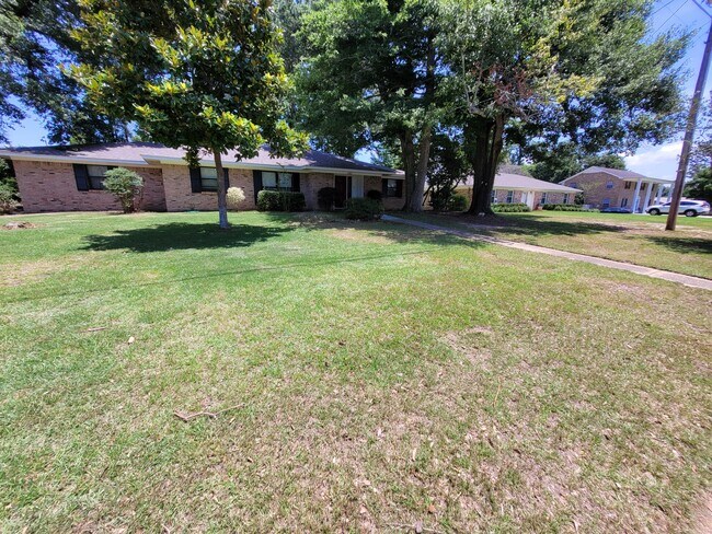Building Photo - 151 Country Club Dr