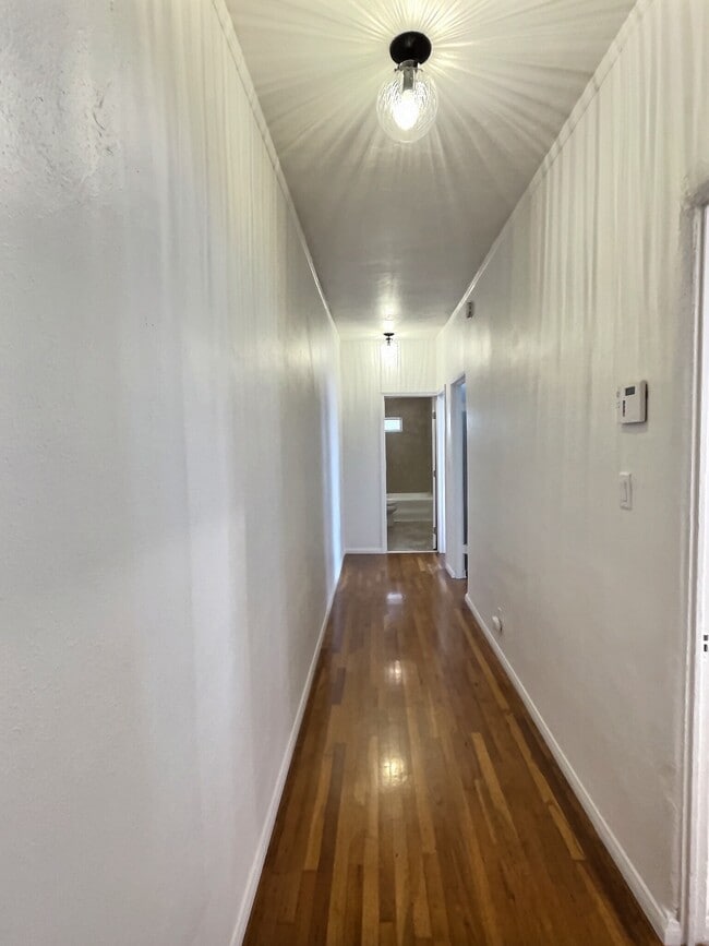 Hallway leading to 2 bedroom and full bath - 545 N Vista St