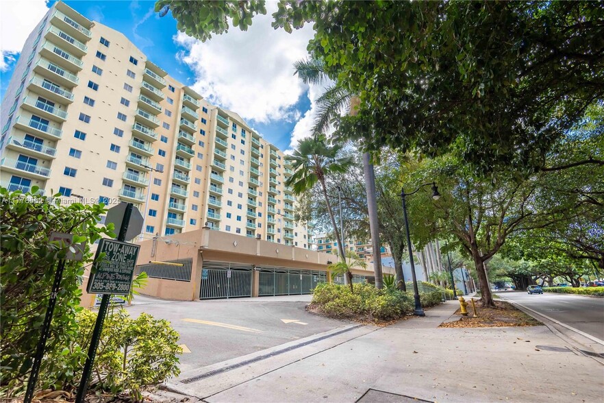 Primary Photo - 3500 Coral Way