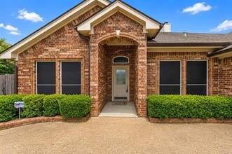 Building Photo - 2230 Park Hurst Dr