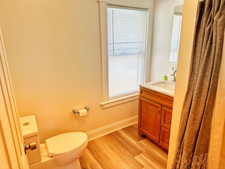 Building Photo - 807 W Vine St