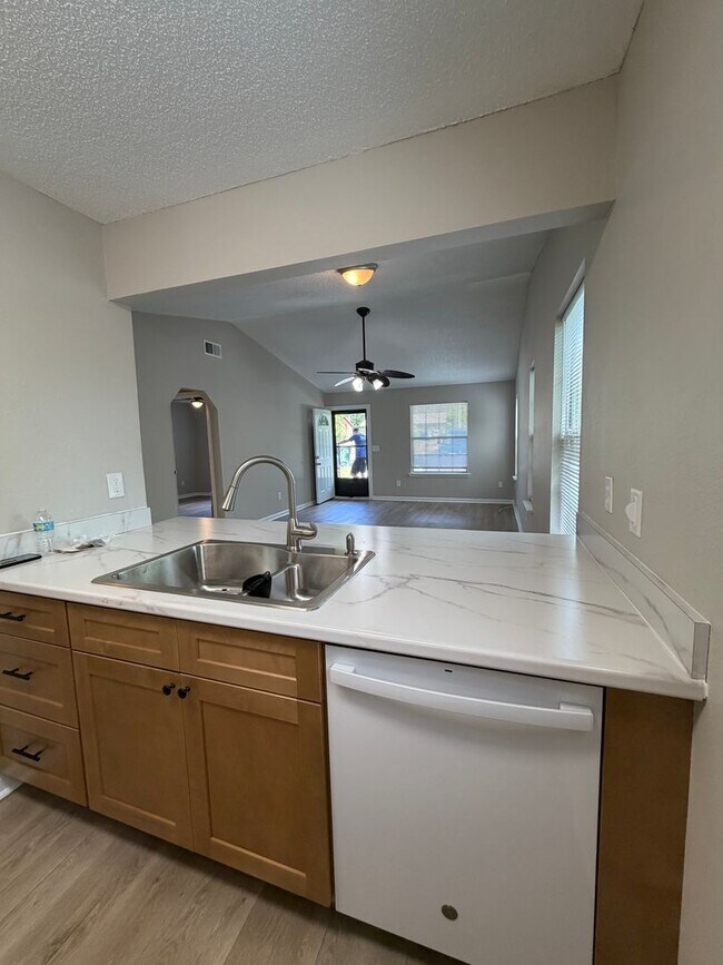 Building Photo - Gorgeous 2/2 newly renovated townhome available now!