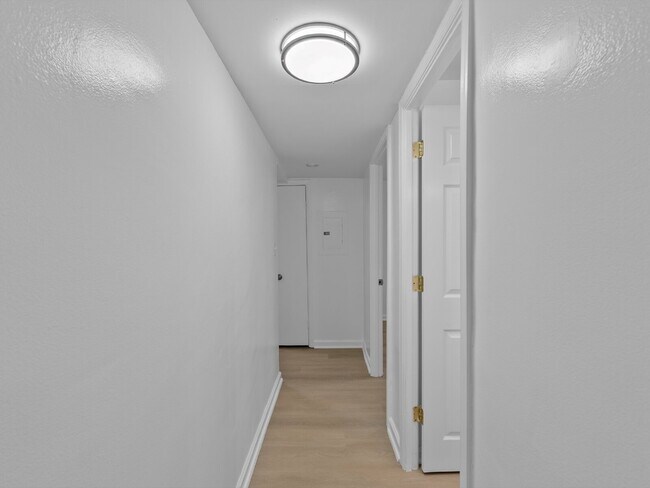 Building Photo - Sought-After fully remodeled Park Glen Condo Living in Arlington!