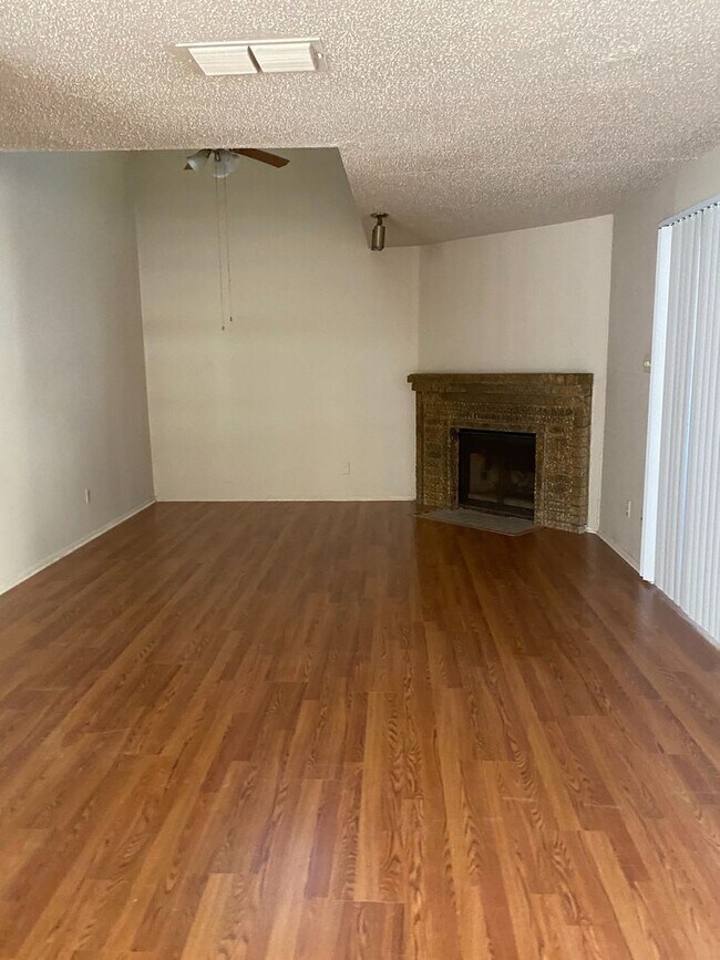 Building Photo - Spacious 2 Bed, 2.5 Bath Townhome – Prime ...