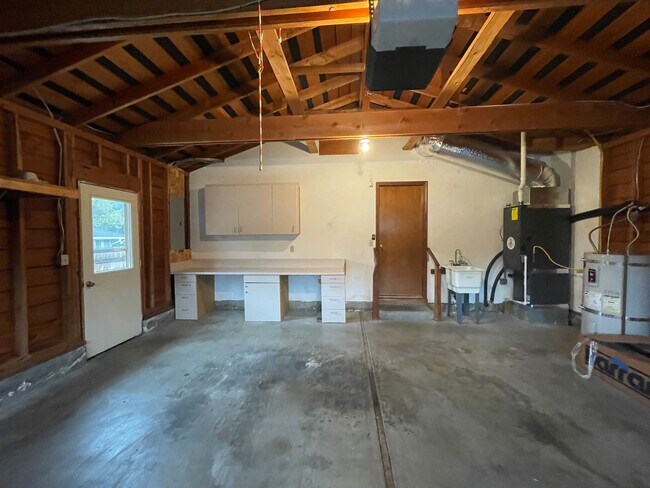 Building Photo - Desirable East Medford Single Story