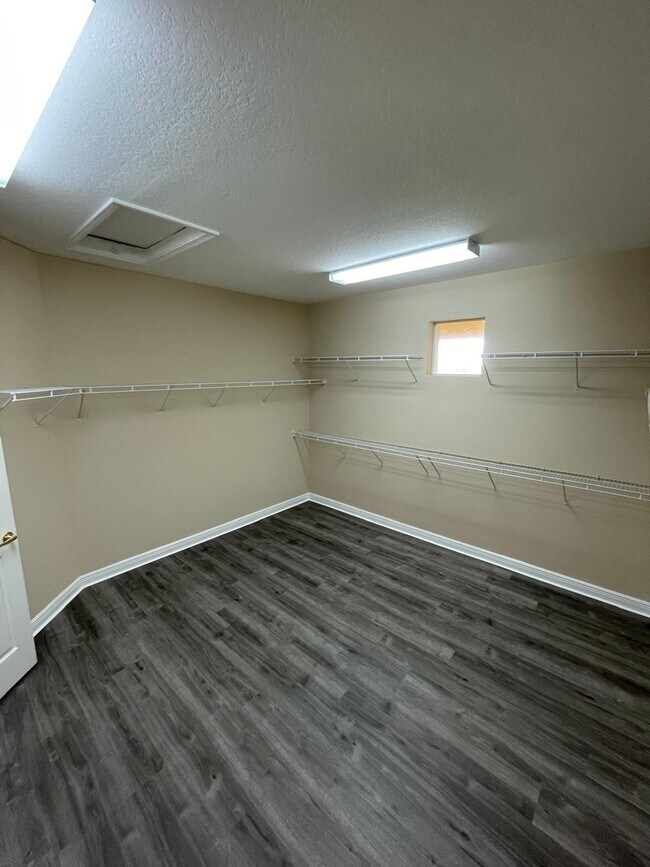 Building Photo - 9261 Delemar Ct