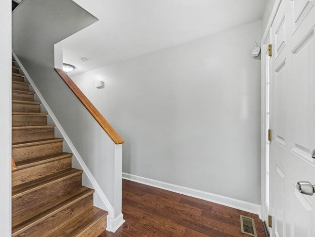 Building Photo - 242 5th St
