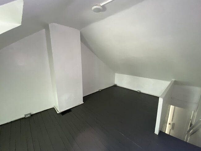 Building Photo - 338 S Sherman St