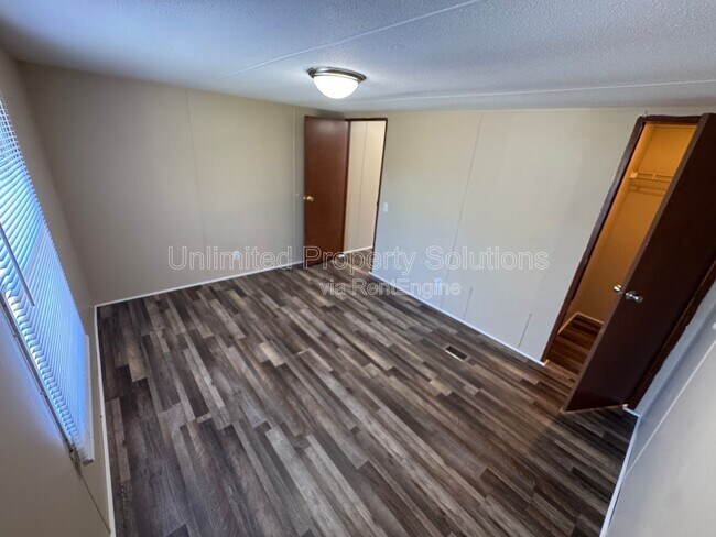 Building Photo - 9499 Wendi Dr NE