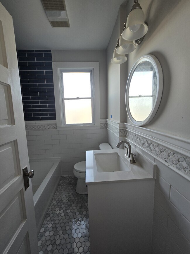 Building Photo - 434 Creek Ave