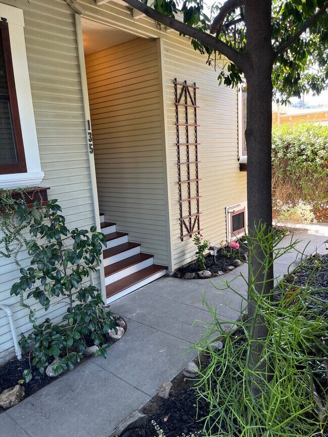 Building Photo - 135 E Ave 42