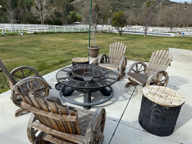 Building Photo - Great horse property in Del Luz!
