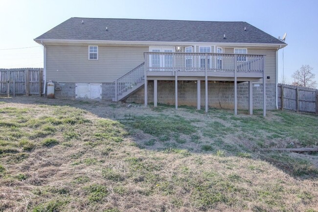 Building Photo - 3 bed 2 bath in the heart of St. B.  Fresh Paint.  Clean and Ready for You.