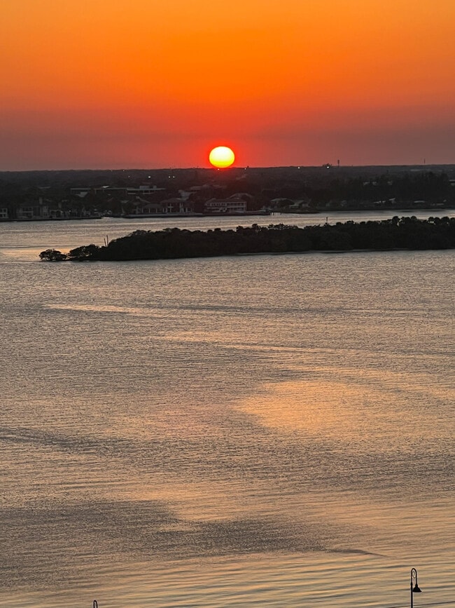 Building Photo - 5420 N Ocean Dr