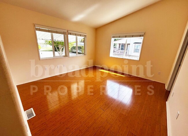 Building Photo - 525 W El Norte Pkwy