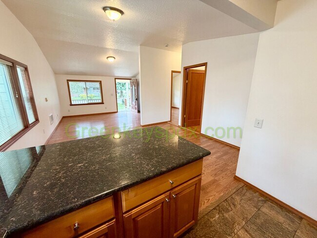 Building Photo - Awesome Mid-Century Classic 3-Bedroom House in NE Portland - $100 OFF FIRST MONTH