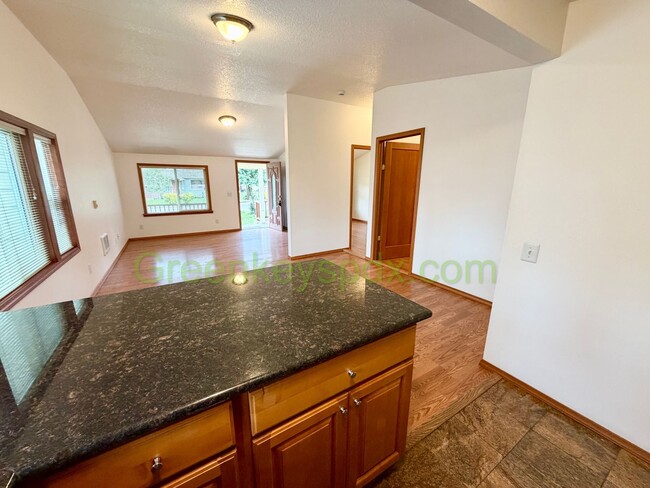 Building Photo - Awesome Mid-Century Classic 3-Bedroom House in NE Portland - $150 OFF FIRST MONTH