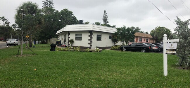 Building Photo - 921 SW 10th Dr