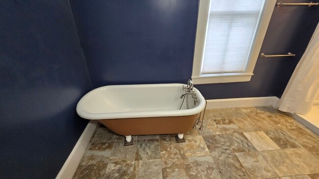 Building Photo - PET FRIENDLY 3 BEDROOM, 2 BATHROOM, DOWNTOWN LOCATION!