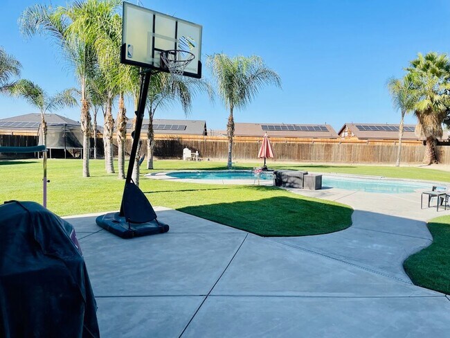 Building Photo - 5 Br 3.5 Ba with pool available soon