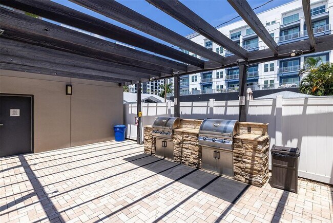 Building Photo - 1010 Central Ave N