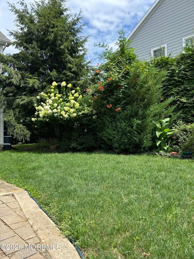 Building Photo - 82 3rd St