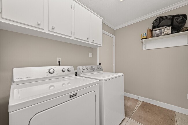 Building Photo - 31 Champions Colony E