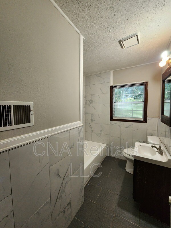 Building Photo - 104 E Acres Dr SE