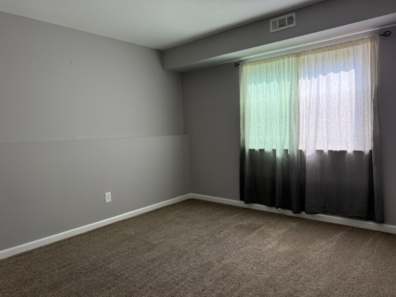 Building Photo - 11350 Meadowside Dr