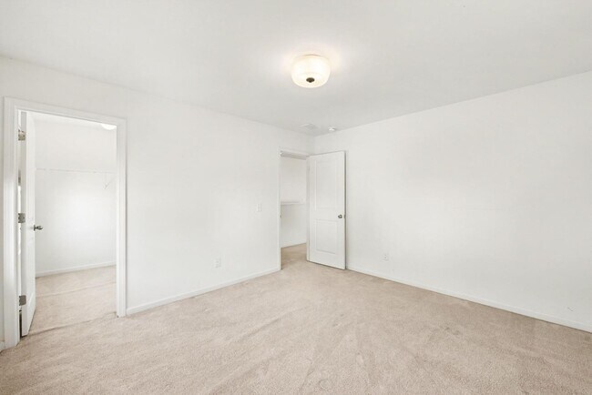 Building Photo - 121 Rockingham Way