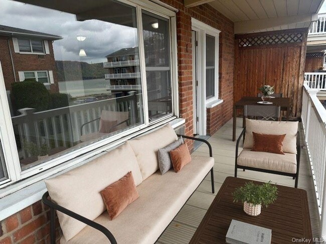 Building Photo - 31 Maple Ave