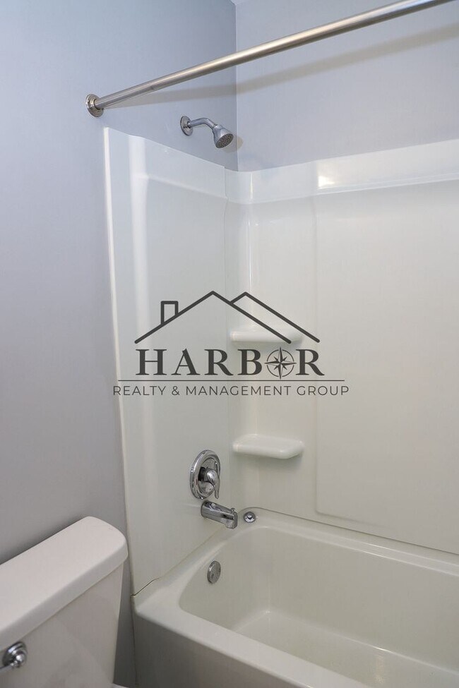 Building Photo - 11th Avenue NE Duplex